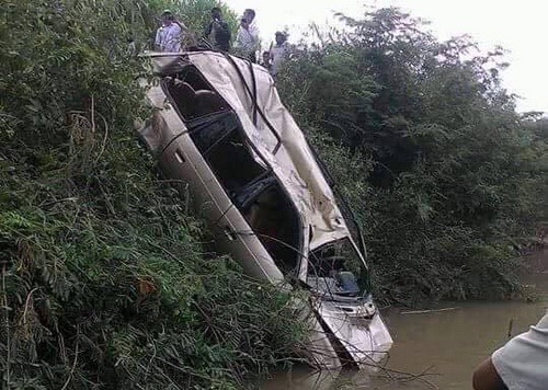 Thi thể người đàn ông cùng ôtô 7 chỗ dưới sông La Ngà