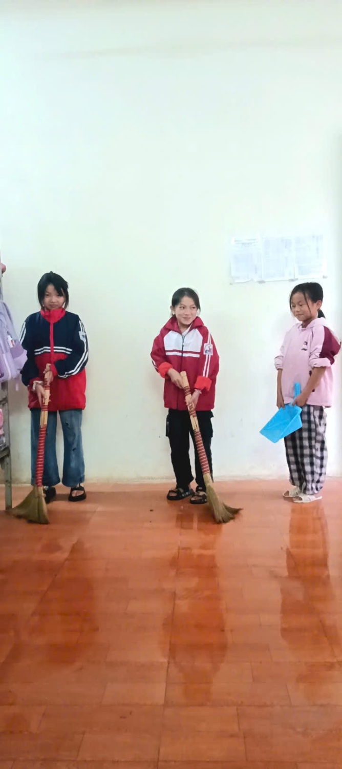 Ảnh 3 Các em HS đang quét dọn phòng ở nội trú