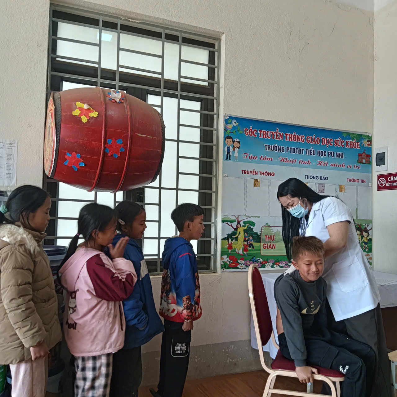 Ảnh 4 Nhân viên y tế đang kiểm tra định kỳ cho các em HS