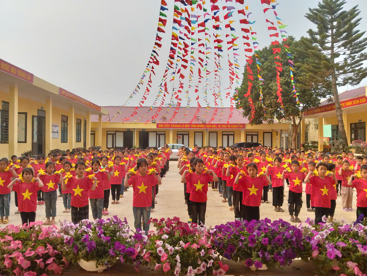 Ảnh 5 Các em HS đang hoạt động sân trường